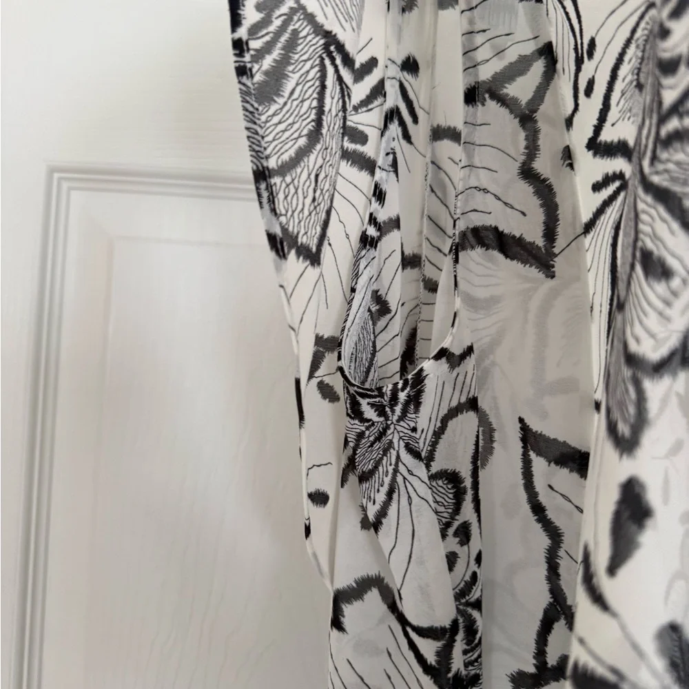 Molly Bracken Black and White Floral Ruffle Blouse Size Large - Picture 3 of 5